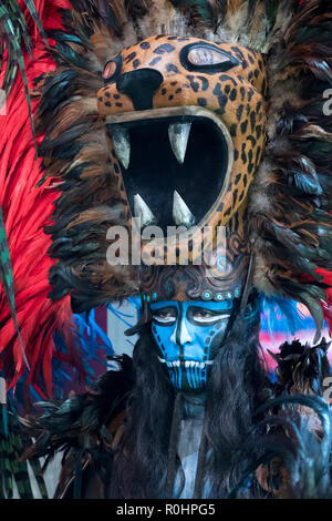 Londres, Royaume-Uni. 5 Nov 2018. Mexican homme habillé pour le 'Jour des Morts au Mexique sur le stand au salon WTM à Excel Centre London UK LE 05/11/2018 Credit : Cabanel/Alamy Live News Banque D'Images