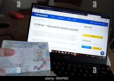 Hereford, Herefordshire, Angleterre. Lundi 5 Novembre 2018 - La compagnie aérienne Ryanair annoncent que leur site web et de l'app en ligne ne sera pas disponible pour tous les passagers à partir de mercredi 7 novembre 2018 17h00 (GMT) au jeudi 8 novembre 05:00 (GMT) à l'origine de problèmes pour les passagers essayant d'enregistrement en ligne ou de réserver des vols pendant cette période. Ryanair a dit que le court préavis d'arrêt a été requis pour une mise à niveau des systèmes informatiques. Photo Steven Mai / Alamy Live News Banque D'Images