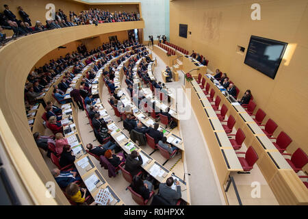 05 novembre 2018, Bavaria, Munich : les députés participent à la session constitutive de la 18ème Landtag de Bavière. Photo : Lino Mirgeler/dpa Banque D'Images