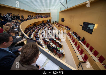 05 novembre 2018, Bavaria, Munich : les députés participent à la session constitutive de la 18ème Landtag de Bavière. Photo : Lino Mirgeler/dpa Banque D'Images