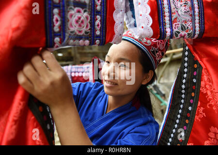 (181105) -- QIANDONGNAN, le 5 novembre 2018 (Xinhua) -- Jialong Sunshine Yang Miao-surfaces de costumes à Xinjiang Village de Taijiang Comté de Qiandongnan Préfecture autonome Miao et Dong, au sud-ouest de la province du Guizhou, en Chine, le 4 novembre 2018. Né avec une perte auditive, Yang, Jialong Sunshine 28, est une femelle de l'ethnie Miao, qui sont engagés dans la broderie Miao au village. Elle a appris la broderie de sa mère alors qu'elle n'était qu'un enfant, et a été un maître bien connu localement maintenant.(Xinhua/Liu Kaifu) (SXK) Banque D'Images