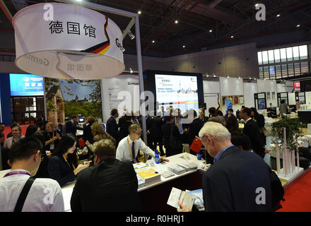 (181105) -- SHANGHAI, le 5 novembre 2018 (Xinhua) -- les gens visiter le pavillon de l'Allemagne lors de la première importation de Chine Expo (CIEE) à Shanghai, la Chine orientale, le 5 novembre 2018. Un total de 82 pays et trois organisations internationales ont présenté leurs réalisations dans le développement économique et commercial ainsi que les produits concurrents à 71 stands dans le pavillon du pays pour le commerce et l'investissement au CIIE. (Xinhua/Yuging Han) Banque D'Images