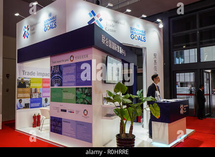 (181105) -- SHANGHAI, le 5 novembre 2018 (Xinhua) -- un homme se tient sur le stand du Centre du commerce international à la première importation internationale de la Chine Expo (CIEE) à Shanghai, la Chine orientale, le 5 novembre 2018. Un total de 82 pays et trois organisations internationales ont présenté leurs réalisations dans le développement économique et commercial ainsi que les produits concurrents à 71 stands dans le pavillon du pays pour le commerce et l'investissement au CIIE. (Xinhua/Wang Jianhua) Banque D'Images