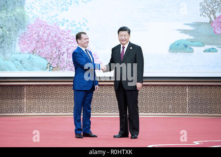 Shanghai, Chine. 5Th Nov, 2018. Le président chinois Xi Jinping salue le Premier ministre russe Dmitri Medvedev, qui est ici pour assister à la cérémonie d'ouverture de la première importation de Chine Exposition Universelle de Shanghai, la Chine orientale, le 5 novembre 2018. Crédit : Li Tao/Xinhua/Alamy Live News Banque D'Images