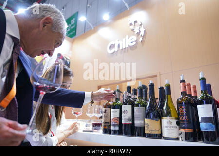 Shanghai, Chine. 5Th Nov, 2018. Un homme regarde le vin du Chili à la première importation de Chine Exposition Universelle de Shanghai, la Chine orientale, le 5 novembre 2018. Credit : Meng Dingbo/Xinhua/Alamy Live News Banque D'Images