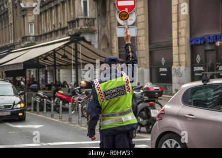 Zagreb, Croatie. Le 05 janvier 2018. L'agent de police de circulation régule la circulation à l'intersection de la rue Ilica, Frankopanska et pendant les heures de pointe du lundi matin : Crédit Bratislav Stefanovic/Alamy Live News Banque D'Images