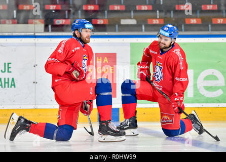 Prague, République tchèque. 05Th Nov, 2018. Les joueurs tchèque David Musil, gauche, et Milan Doudera assister à la formation de national tchèque de l'équipe de hockey sur glace tournoi Karjala avant de Prague, en République tchèque, le 5 novembre 2018. L'Euro Hockey Tour series' tournoi Karjala devant se tenir à Prague et à Helsinki, le 8 au 11 novembre. Photo : CTK Vit Simanek/Photo/Alamy Live News Banque D'Images