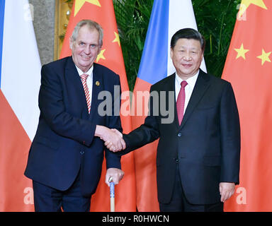 Shanghai, Chine. 5Th Nov, 2018. Le président chinois Xi Jinping (R) rencontre avec le président tchèque Milos Zeman à Shanghai, la Chine orientale, le 5 novembre 2018. Credit : Yin Bogu/Xinhua/Alamy Live News Banque D'Images