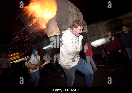 Tar de gravure de barils sur le feu de nuit, dans des barils de goudron, les gens portent la gravure traditionnelle de barils de goudron dans les rues de Sidmouth, Crédit : Devon Finnbarr Webster/Alamy Live News Banque D'Images
