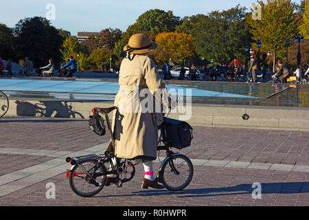 Washington DC, USA. 4ème Nov 2018. Un participant de la 2e DC Tweed Ride event méticuleusement habillés pour sa promenade en vélo sur le Capitole. Les participants sont les cyclistes qui refusent de subir plus de spandex et vous sentir bien à tourner par nos belles rues de la plus belle tenue plus pimpant. Crédit : Andrei Medvedev/Alamy Live News Banque D'Images