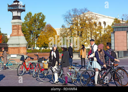 Washington DC, USA. 4ème Nov 2018. Les participants de la 2e DC Tweed Ride profitez d'un beau dimanche après l'événement sur le Capitole. Le trajet des cyclistes qui refusent de subir plus de spandex et vous sentir bien à tourner par nos belles rues de la plus belle tenue plus pimpant. Crédit : Andrei Medvedev/Alamy Live News Banque D'Images