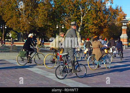 Washington DC, USA. 4ème Nov 2018. Les participants de la 2e DC Tweed Ride event méticuleusement habillés pour leur promenade en vélo sur le Capitole. Ride de cyclistes qui refusent de subir plus de spandex et vous sentir bien à tourner par nos belles rues de la plus belle tenue plus pimpant. Crédit : Andrei Medvedev/Alamy Live News Banque D'Images