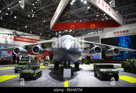 (181105) -- ZHUHAI, le 5 novembre 2018 (Xinhua) -- Photo prise le 5 novembre 2018 montre un Y-20 modèle à l'AVIC (Aviation Industry Corporation of China, Ltd.) surface d'exposition de la Chine à venir Exposition internationale de l'Aviation et de l'Aéronautique de Zhuhai, Province du Guangdong en Chine du sud. L'exposition est prévue pour le 11 novembre. (Xinhua/Deng Hua) (gxn) Banque D'Images