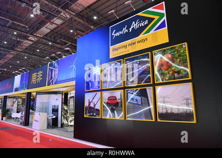 (181105) -- SHANGHAI, le 5 novembre 2018 (Xinhua) -- Le pavillon de l'Afrique du Sud est perçue lors de la première importation de Chine Expo (CIEE) à Shanghai, la Chine orientale, le 5 novembre 2018. Un total de 82 pays et trois organisations internationales ont présenté leurs réalisations dans le développement économique et commercial ainsi que les produits concurrents à 71 stands dans le pavillon du pays pour le commerce et l'investissement au CIIE. (Xinhua/Sadate) Banque D'Images