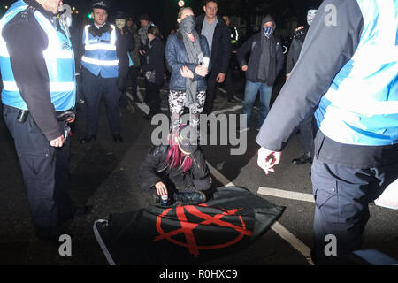 Londres, Royaume-Uni. 5 novembre 2018.Un manifestant se trouve dans la route hors de la Chambre du Parlement à l''Million' Mars masque la manifestation contre le gouvernement et le capitalisme. Organisé par groupe d'activiste et anonyme qui a eu lieu sur la nuit de Guy Fawkes. Guy Fawkes a tenté de faire exploser la maison du parlement.Credit : Claire Doherty/Alamy Live News Banque D'Images