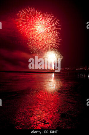 Musselburgh, Écosse, Royaume-Uni, le 5 novembre 2018. Guy Fawkes artifice reflété dans le sable humide. 9 degrés exceptionnellement doux pour la ville d'East Lothian est libre d'artifice annuel qui a réuni encore plus de personnes en raison de la fermeture d'Édimbourg le stade de Meadowbank. Banque D'Images