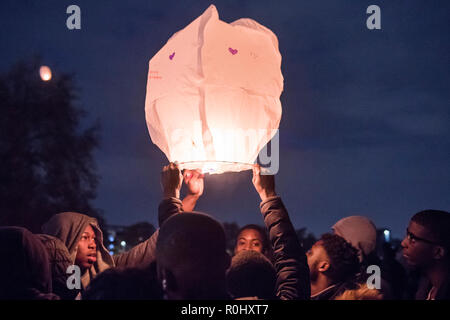 Clapham South, Londres, Royaume-Uni. 5 Nov 2018. Une veillée est organisée pour Mide-Madariola Malcolm, 17 ans, de Peckham, victime de coups de vendredi à la station de métro Clapham South. Crédit : Guy Bell/Alamy Live News Banque D'Images