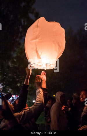 Clapham South, Londres, Royaume-Uni. 5 Nov 2018. Une veillée est organisée pour Mide-Madariola Malcolm, 17 ans, de Peckham, victime de coups de vendredi à la station de métro Clapham South. Crédit : Guy Bell/Alamy Live News Banque D'Images