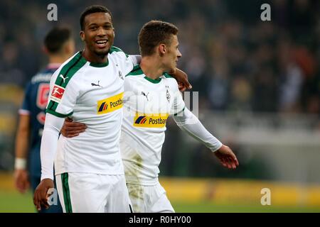 Firo : 04.11.2018, football, 1.Bundesliga, la saison 2018/2019, Borussia Mönchengladbach - Fortuna Düsseldorf, goaljubel, la jubilation, la joie, Alassane MOYEN, Borussia Mönchengladbach Borussia Mönchengladbach BMG, Thorgan HAZARD, Borussia Mönchengladbach Borussia Mönchengladbach BMG, la moitié de la figure, dans le monde d'utilisation | Banque D'Images