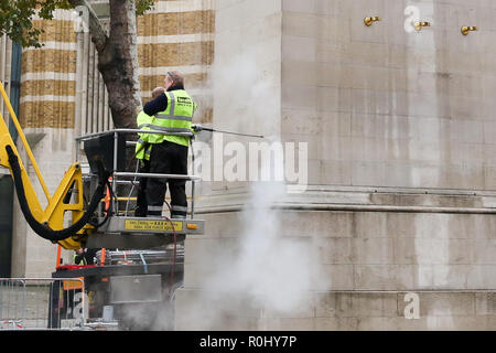 Whitehall, Westminster, London, UK 5 Nov 2018 Travailleurs - Nettoyer le cénotaphe de Whitehall memorial de l'avant du Jour de l'Armistice le 11 novembre. Credit : Dinendra Haria/Alamy Live News Banque D'Images