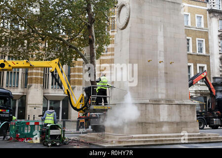 Whitehall, Westminster, London, UK 5 Nov 2018 Travailleurs - Nettoyer le cénotaphe de Whitehall memorial de l'avant du Jour de l'Armistice le 11 novembre. Credit : Dinendra Haria/Alamy Live News Banque D'Images