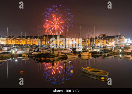 Weymouth, Dorset, UK. 5 novembre 2018. Explosion de feux d'artifice illuminent le ciel au-dessus de la marina à Weymouth, dans le Dorset comme la ville a ses la nuit de Guy Fawkes annuel d'artifice. Crédit photo : Graham Hunt/Alamy Live News. Banque D'Images