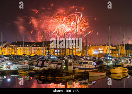 Weymouth, Dorset, UK. 5 novembre 2018. Explosion de feux d'artifice illuminent le ciel au-dessus de la marina à Weymouth, dans le Dorset comme la ville a ses la nuit de Guy Fawkes annuel d'artifice. Crédit photo : Graham Hunt/Alamy Live News. Banque D'Images