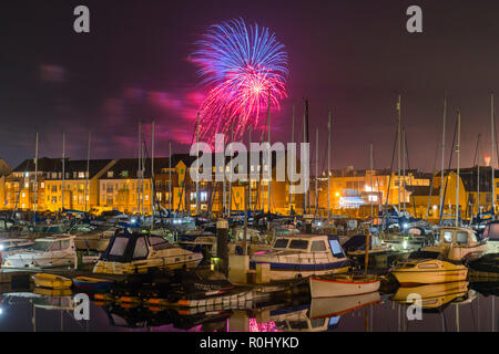 Weymouth, Dorset, UK. 5 novembre 2018. Explosion de feux d'artifice illuminent le ciel au-dessus de la marina à Weymouth, dans le Dorset comme la ville a ses la nuit de Guy Fawkes annuel d'artifice. Crédit photo : Graham Hunt/Alamy Live News. Banque D'Images