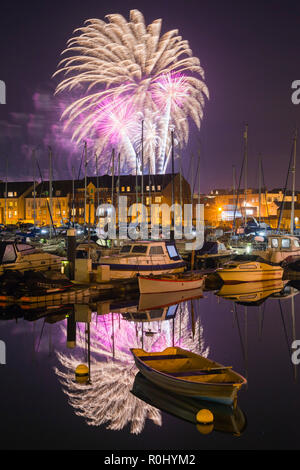 Weymouth, Dorset, UK. 5 novembre 2018. Explosion de feux d'artifice illuminent le ciel au-dessus de la marina à Weymouth, dans le Dorset comme la ville a ses la nuit de Guy Fawkes annuel d'artifice. Crédit photo : Graham Hunt/Alamy Live News. Banque D'Images