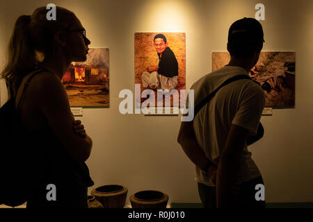 Les visiteurs dans le Musée des débris de guerre, Ho Chi Minh City, Vietnam. Banque D'Images