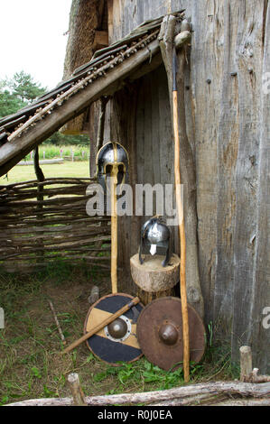 Les casques anglo-saxons, lances, boucliers et une hache. Banque D'Images