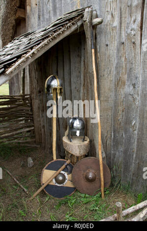 Un écran de début de l'époque médiévale Anglo saxon armes et armures. Banque D'Images