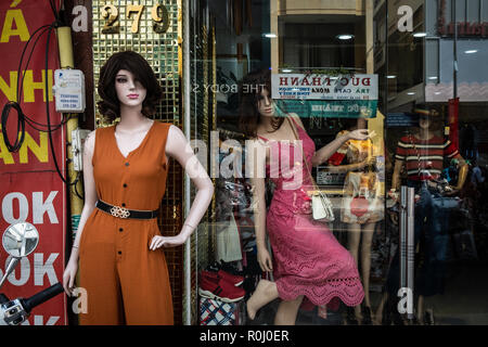 Mannequins en face d'une boutique à Ho Chi Minh City, Vietnam. Banque D'Images