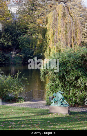 Ørstedsparken, Ørsted's Park, un parc public dans le centre de Copenhague. Les lutteurs, copie de statue antique. Lac, arbres en automne les couleurs. Héron commun. Banque D'Images