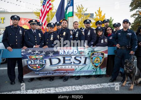 Un groupe de policiers américains de l'Asie du Sud, la société DESI NYPD posent pour une photo lors de la fête du Diwali dans South Richmond Hill, Queens, New York. Banque D'Images