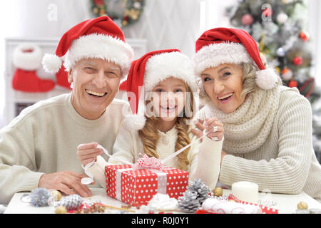 Portrait of a happy family celebrating Christmas Banque D'Images