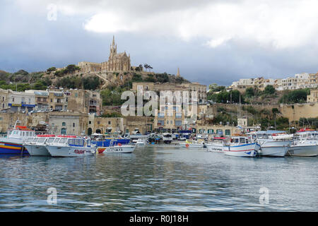 Nuages de tempête de recueillir sur le Mgarr, Gozo, port d'entrée pour le ferry de Malte Banque D'Images