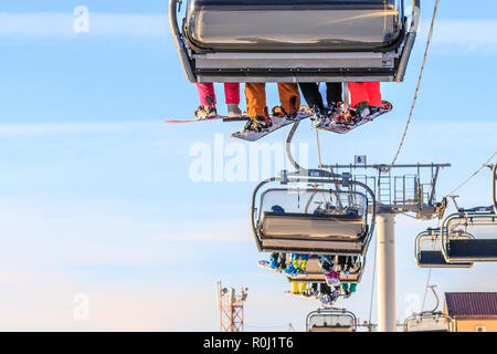 Sotchi, Russie - 7 janvier 2018 : skieurs et snowboarders ride sur président téléskis à Gorki Gorod mountain ski resort à Sotchi sur fond de ciel bleu ensoleillé sur Banque D'Images