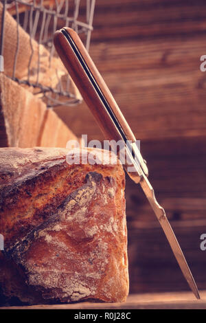Le pain de grains entiers sur fond de bois et de l'espace vide pour le texte, Close up vintage view Banque D'Images