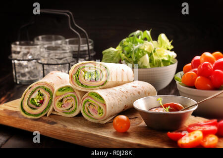 Tortillas avec de laitue, de jambon et de fromage coupé en deux, dîner santé snack Banque D'Images