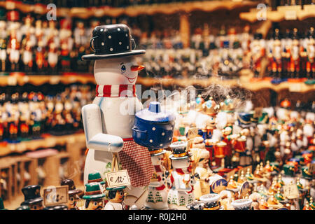 Les jouets de Noël traditionnels fabriqués à la main et le cassenoix vendus au Marché de Noël de Salzbourg store Banque D'Images