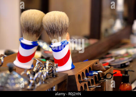Accessoires de rasage dans un salon de coiffure et un espace vide pour le texte Banque D'Images