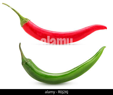 Piment vert et rouge isolé sur fond blanc Clipping Path Banque D'Images