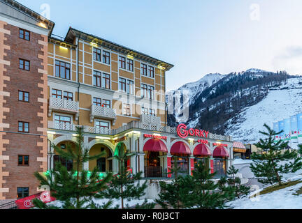 Sotchi, Russie - 6 janvier 2018 : Crépuscule paysage urbain de Gorki Gorod mountain ski resort. 960 Voir l'entrée du restaurant Gorki avec néon panneau extérieur à Banque D'Images