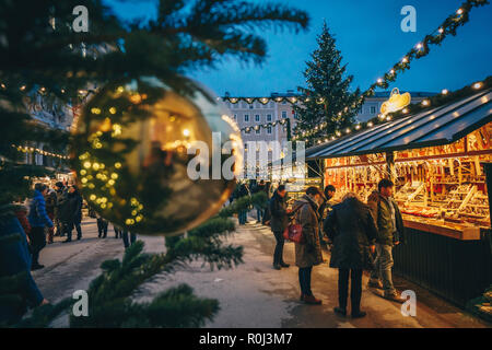 Marché de Noël de l'avent de Salzbourg Christkindl vu à travers les branches d'un arbre de Noël Banque D'Images