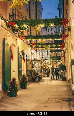 La vieille ville de Salzbourg rues décorées pour Noël avènement Banque D'Images