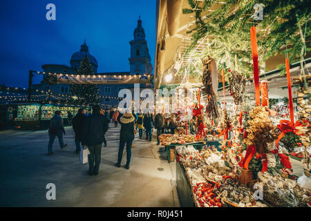 Marché de Noël de l'avent de Salzbourg Christkindl vu à travers les branches d'un arbre de Noël Banque D'Images