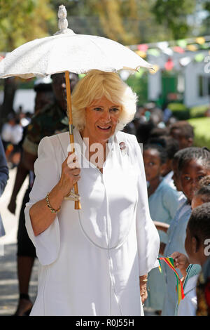 La duchesse de Cornouailles rencontre les élèves de la Communauté Grand Déjeuner au Ghana International School (G.I.S.) Site Junior, à Accra, au Ghana, le sixième jour de son voyage en Afrique de l'ouest avec le Prince de Galles. Banque D'Images