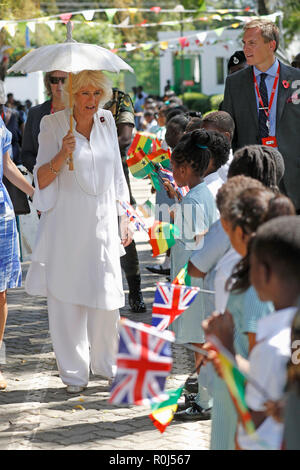 La duchesse de Cornouailles rencontre les élèves de la Communauté Grand Déjeuner au Ghana International School (G.I.S.) Site Junior, à Accra, au Ghana, le sixième jour de son voyage en Afrique de l'ouest avec le Prince de Galles. Banque D'Images