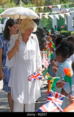 La duchesse de Cornouailles rencontre les élèves de la Communauté Grand Déjeuner au Ghana International School (G.I.S.) Site Junior, à Accra, au Ghana, le sixième jour de son voyage en Afrique de l'ouest avec le Prince de Galles. Banque D'Images